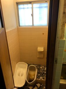 傾きのある家、荷物もあります　－兵庫県ー