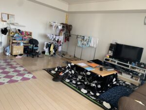 神奈川県訳あり物件のリビング