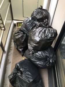 綺麗なマンションの汚れたバルコニー　－兵庫県ー