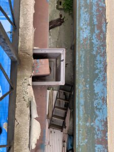 京都府訳あり物件の老朽化したベランダからの様子