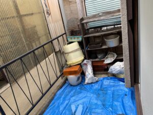 京都府訳あり物件の老朽化したベランダ