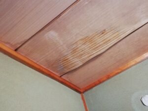 雨漏りしている天井