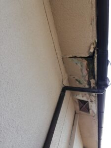 老朽化が進んだ屋根と外壁