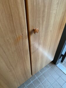 奈良市事故物件の玄関横の棚
