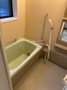 奈良市訳あり物件のキッチンと浴室