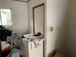 大阪府訳あり物件の玄関にある洗濯機